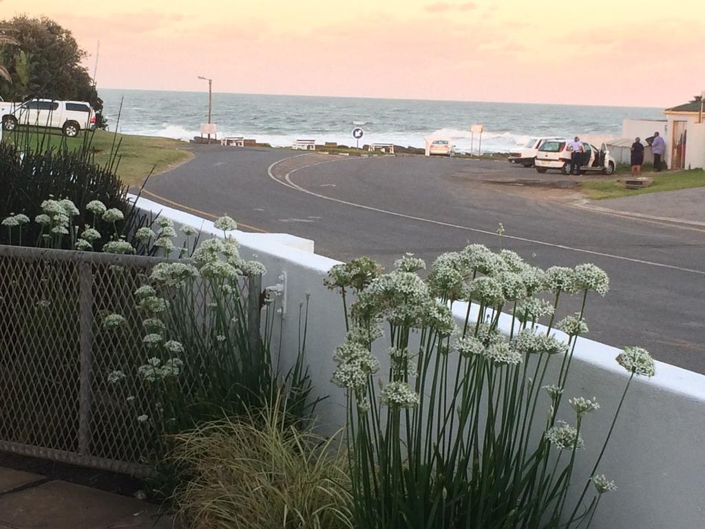 Breeze Inn Guesthouse Kidd's Beach ภายนอก รูปภาพ
